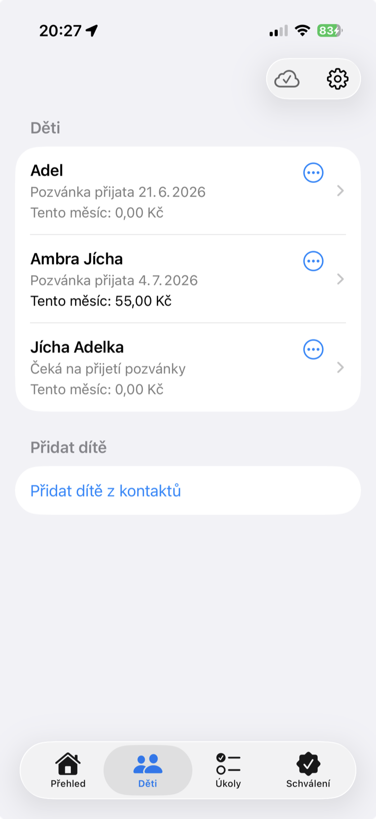 Děti s pozvánkami a měsíčními zůstatky